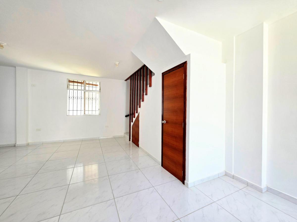 Vendo Casa de 6 Dorm. en Barrio Las Brisas Norte de Manta, Manabí — imagen 6