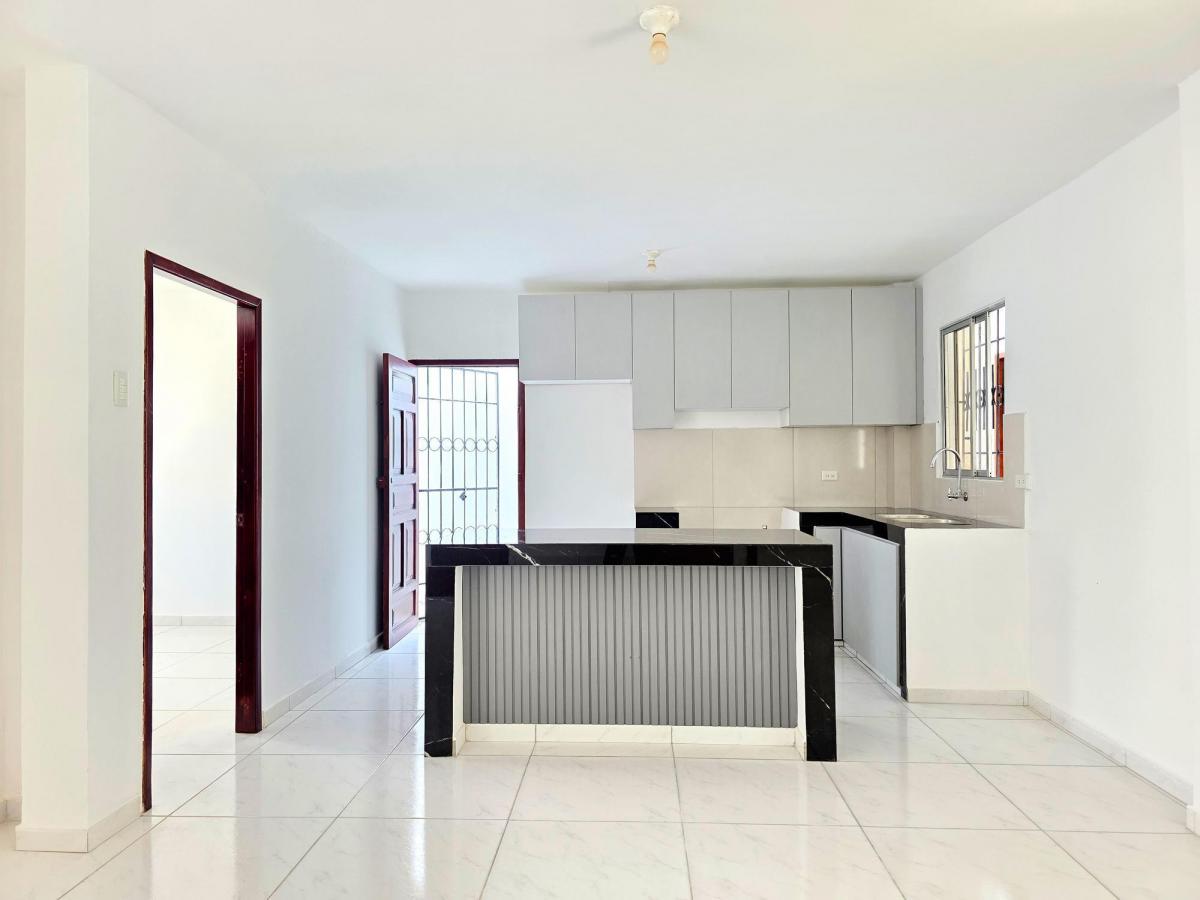 Vendo Casa de 6 Dorm. en Barrio Las Brisas Norte de Manta, Manabí — imagen 2