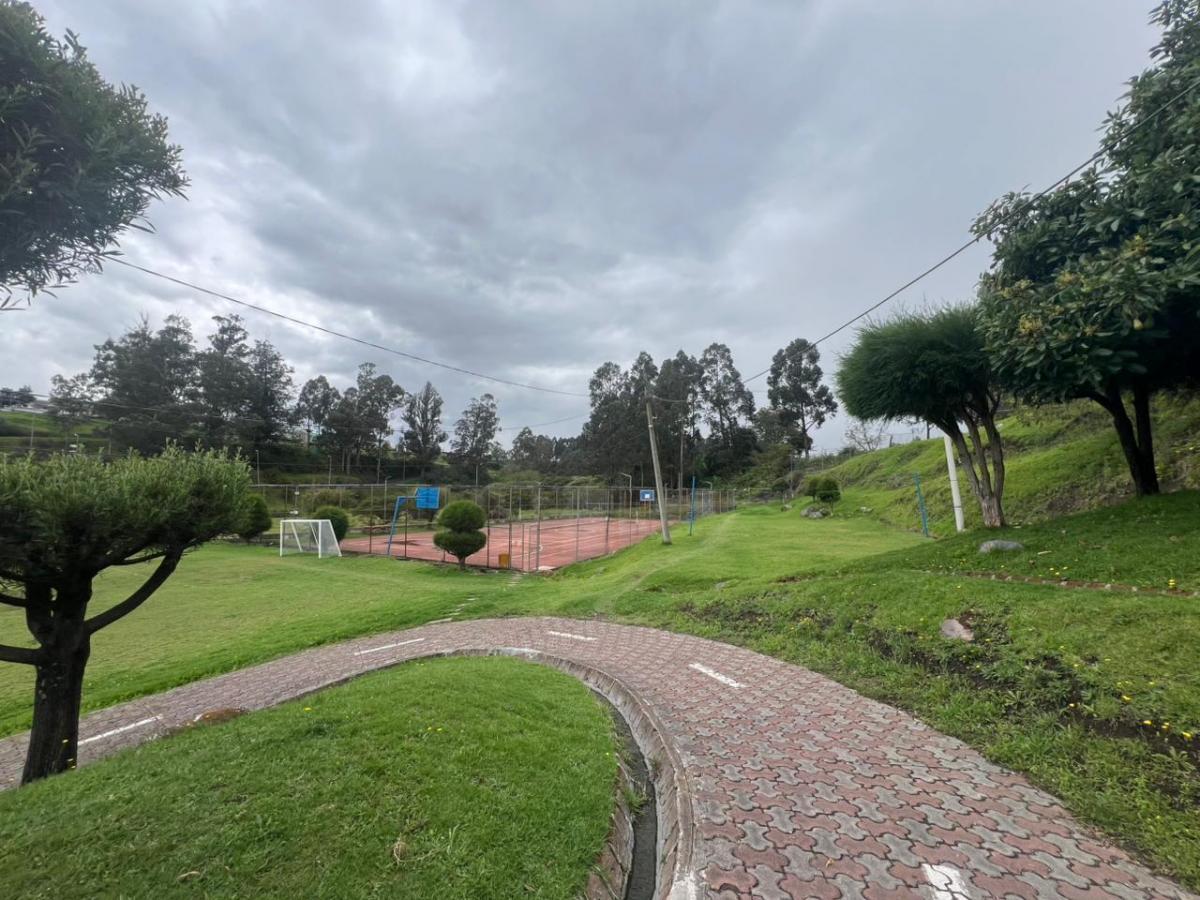 En Venta. Terreno de 630 m² Más 60 m² de Uso Exclusivo Privado. Provincia de Pichincha — imagen 8