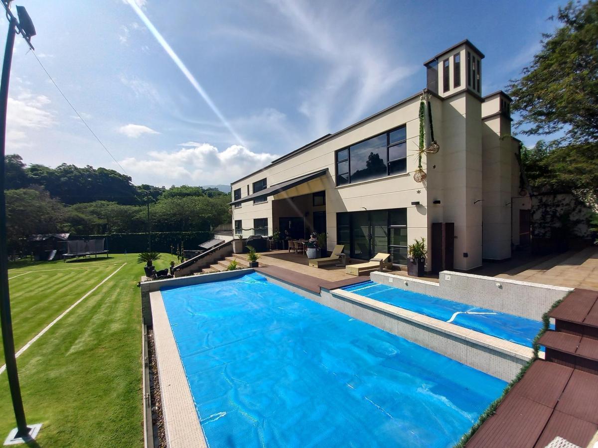 Vendo Exclusiva Casa de Lujo con Cancha de Futbol, Piscina y Jarines — imagen 10