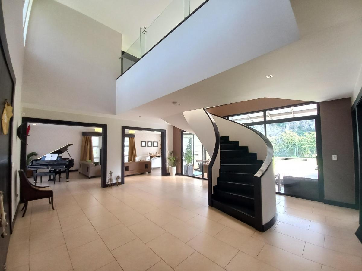 Vendo Exclusiva Casa de Lujo con Cancha de Futbol, Piscina y Jarines — imagen 9