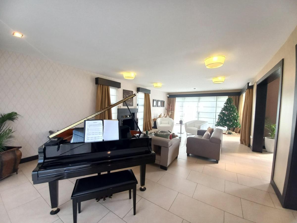 Vendo Exclusiva Casa de Lujo con Cancha de Futbol, Piscina y Jarines — imagen 8