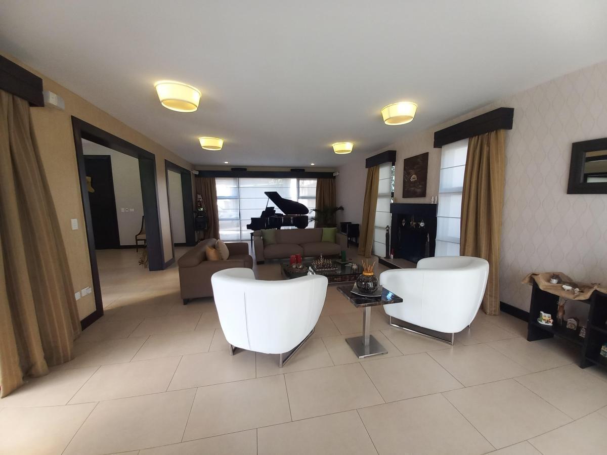 Vendo Exclusiva Casa de Lujo con Cancha de Futbol, Piscina y Jarines — imagen 7