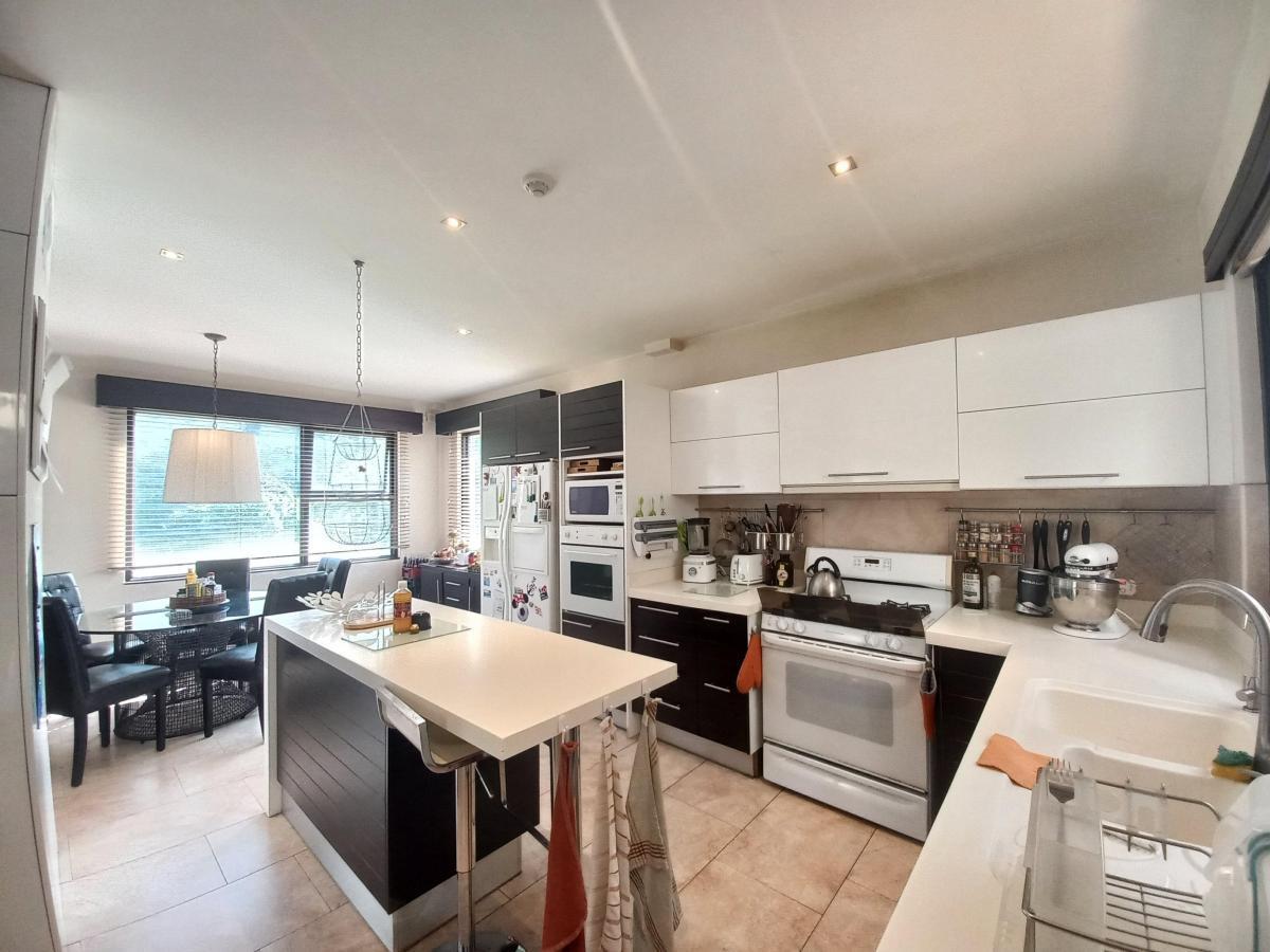 Vendo Exclusiva Casa de Lujo con Cancha de Futbol, Piscina y Jarines — imagen 2