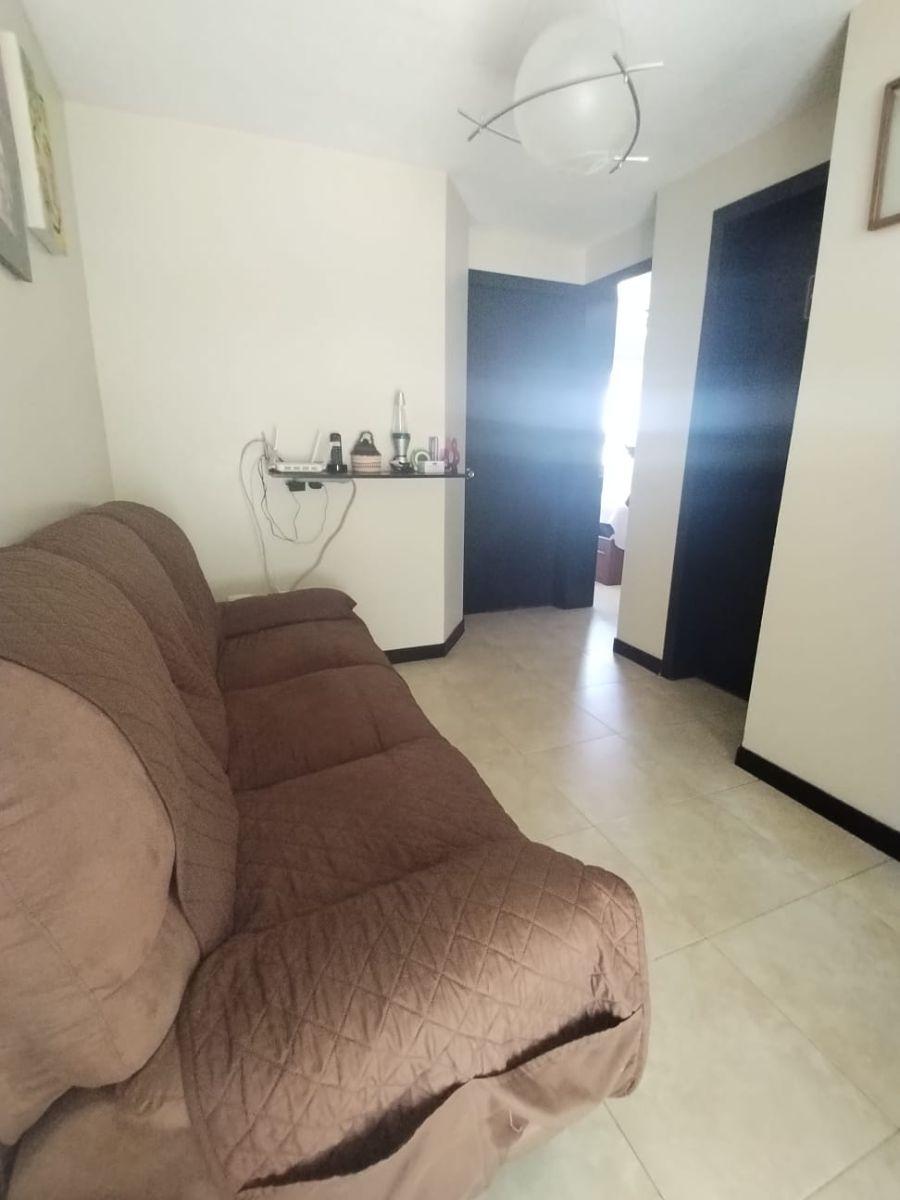 Casa de 190 m² con 4 Habitaciones en Venta en Pomasqui — imagen 2