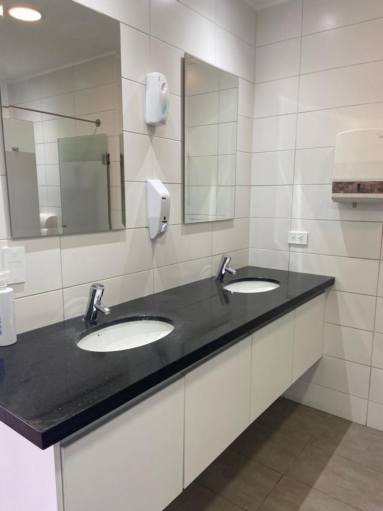 Venta o Arriendo Excelente Oficina Comercial Av 12 de Octubre — imagen 2