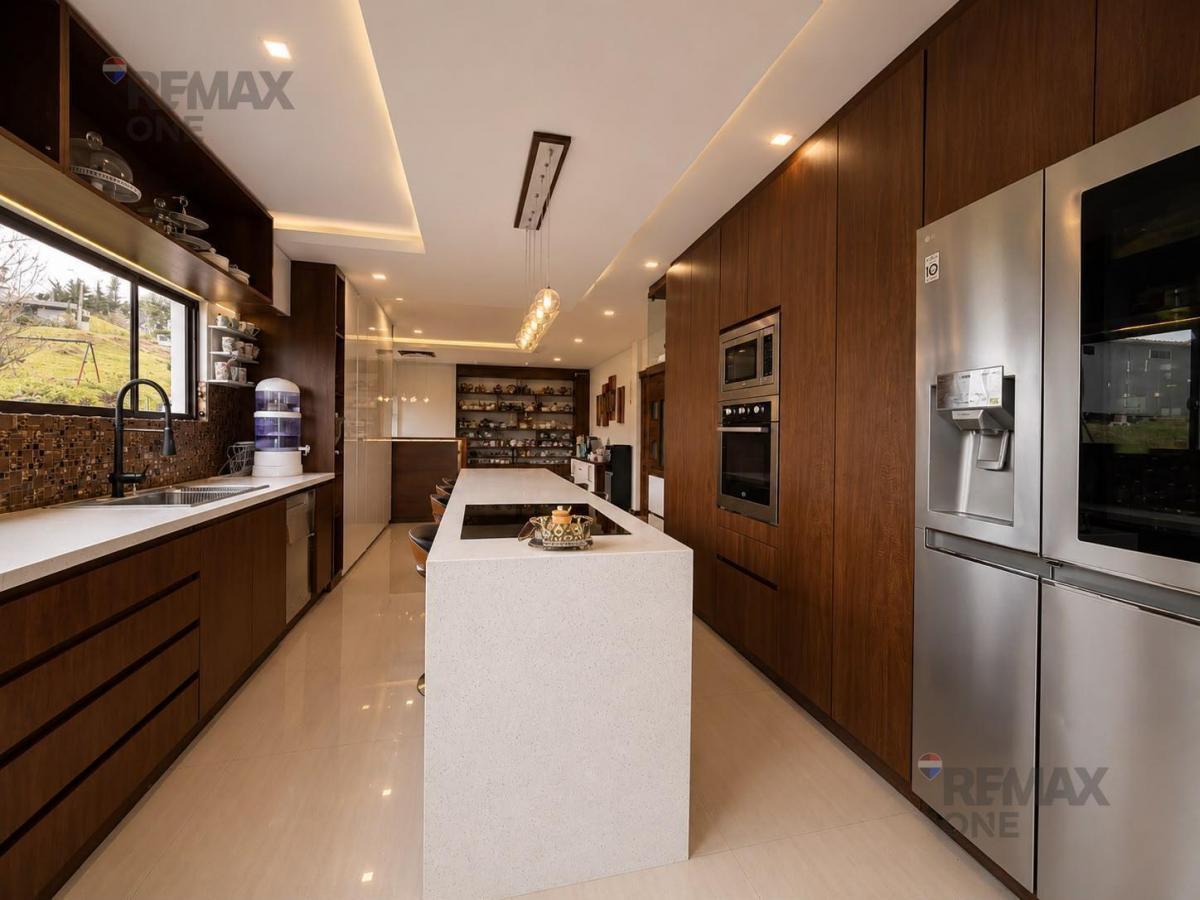 En Venta Casa de Lujo en Colinas de Challuabamba, Azuay — imagen 7