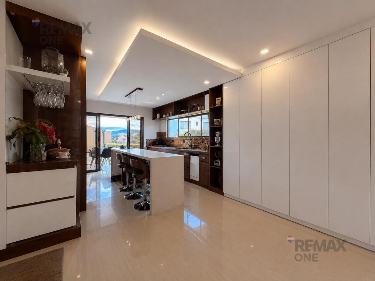 En Venta Casa de Lujo en Colinas de Challuabamba, Azuay — imagen 6