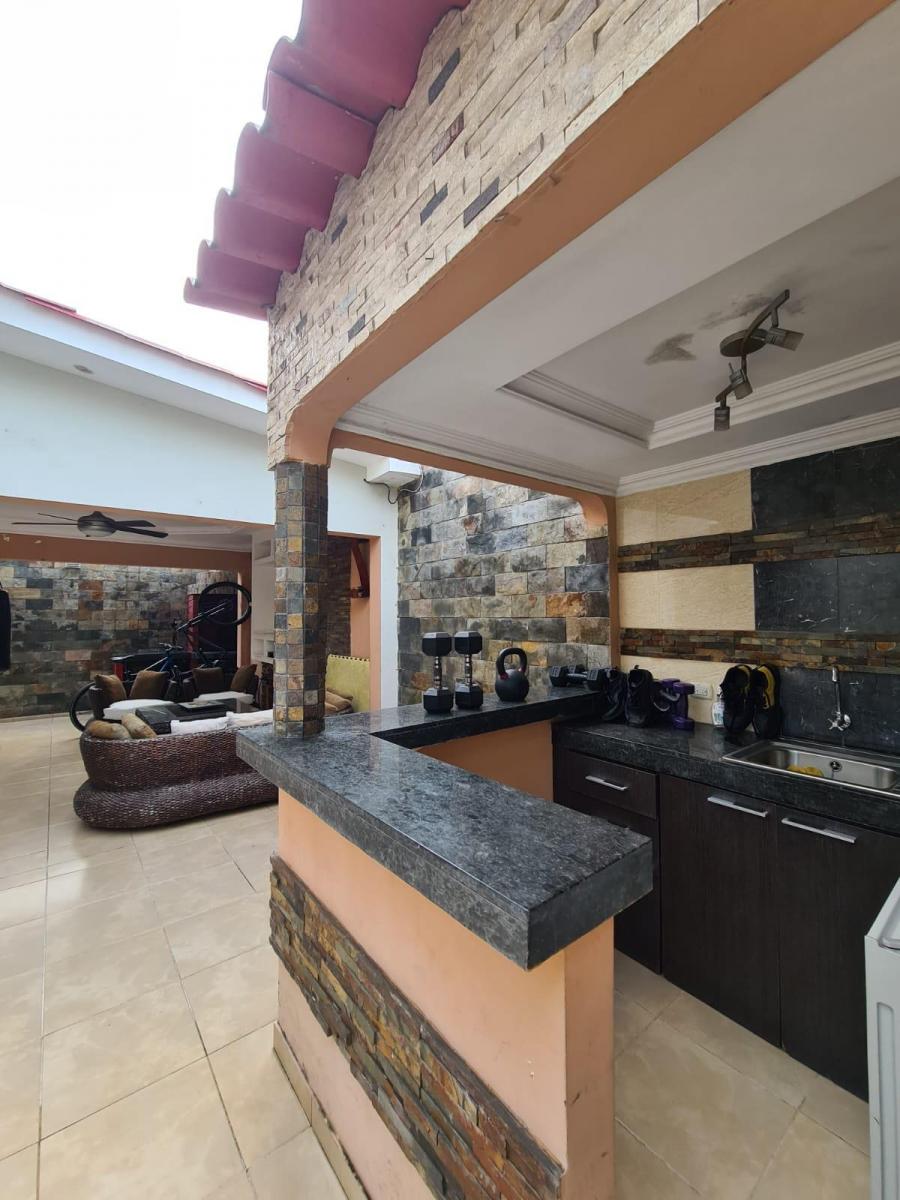 En Venta Lujosa y Moderna Casa de Oportunidad en Ciudad Celeste, Vía Samborondon, Guayas — imagen 8