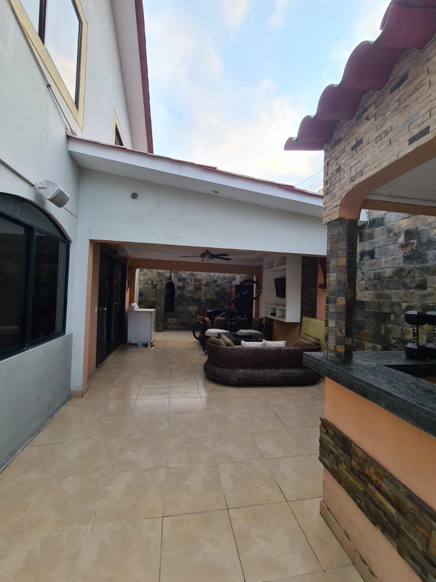 En Venta Lujosa y Moderna Casa de Oportunidad en Ciudad Celeste, Vía Samborondon, Guayas — imagen 7