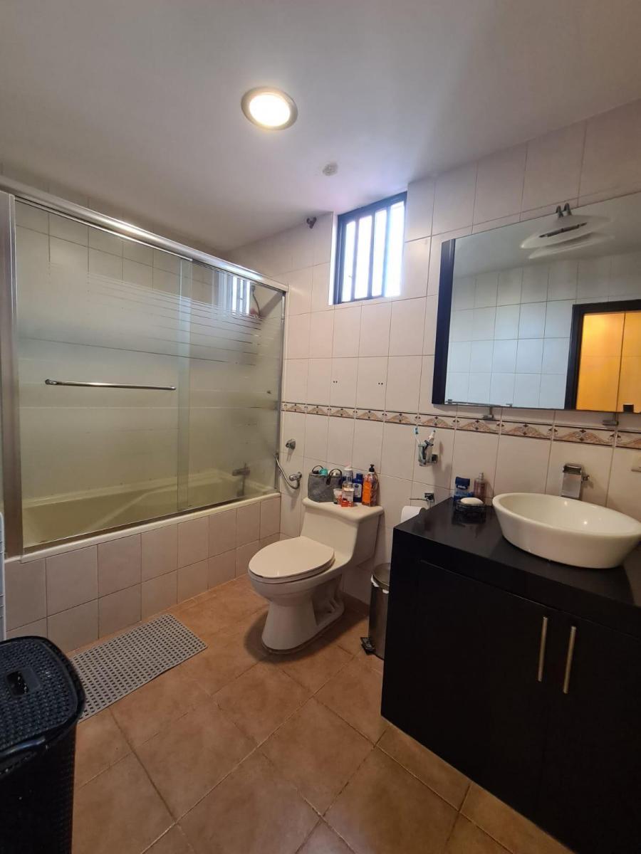 En Venta Lujosa y Moderna Casa de Oportunidad en Ciudad Celeste, Vía Samborondon, Guayas — imagen 4