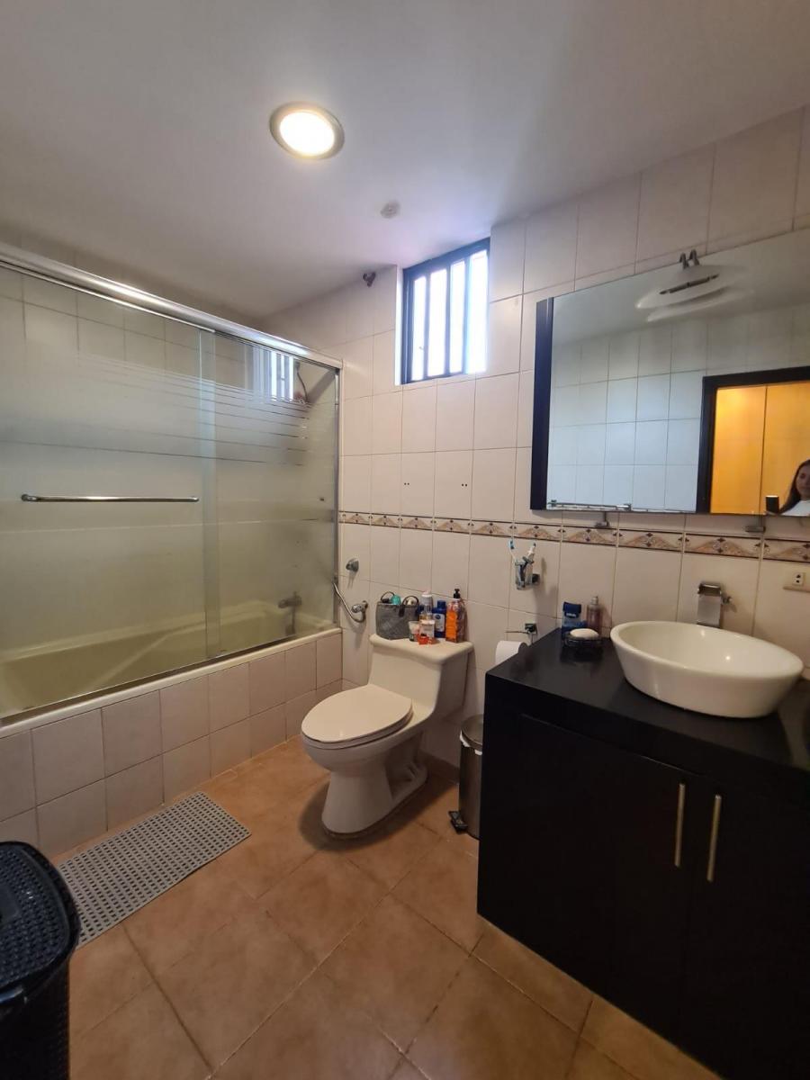 En Venta Lujosa y Moderna Casa de Oportunidad en Ciudad Celeste, Vía Samborondon, Guayas — imagen 2