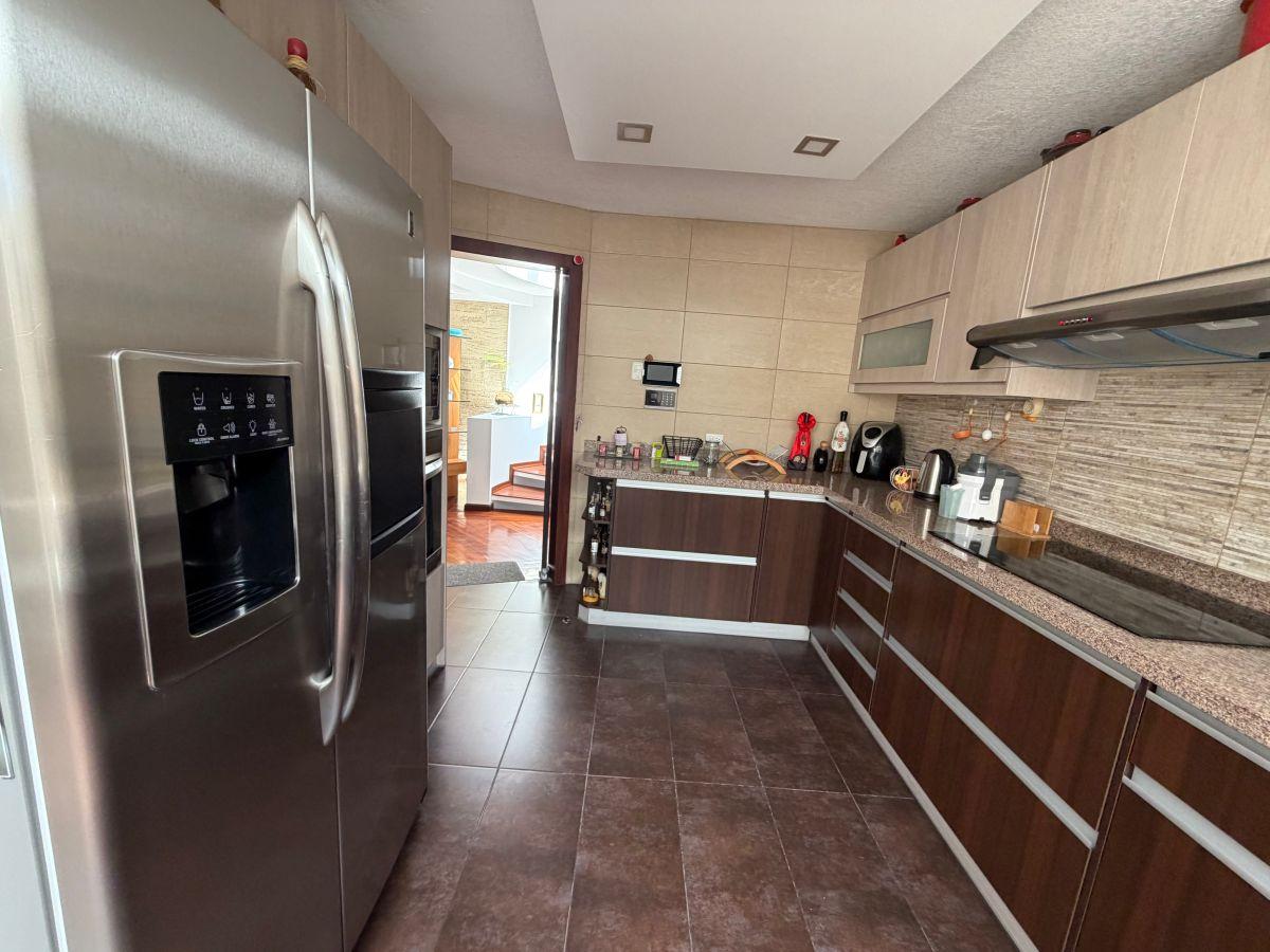 Casa en Venta Urbanización El Condado 4 Dorm. Totalmente Remodelada — imagen 9