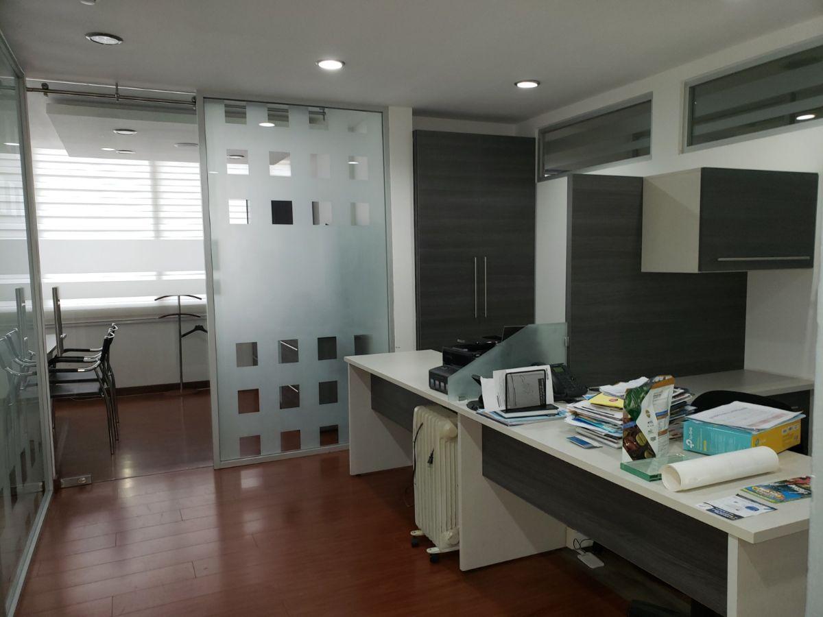 Moderna Oficina en Venta, con Divisiones, Oficinas Independientes, Amoblada. Perfecto Estado. Provincia de Pichincha — imagen 10