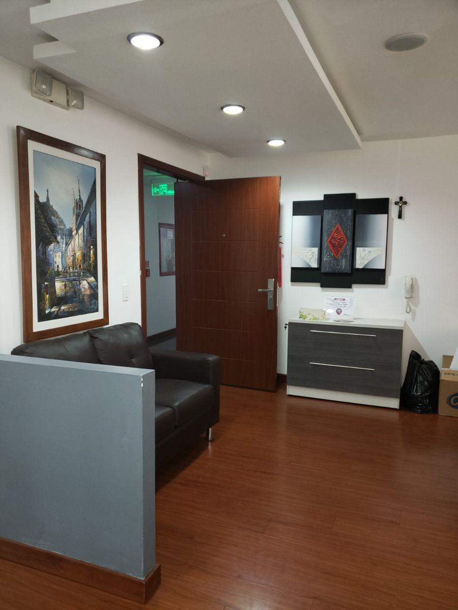 Moderna Oficina en Venta, con Divisiones, Oficinas Independientes, Amoblada. Perfecto Estado. Provincia de Pichincha — imagen 9