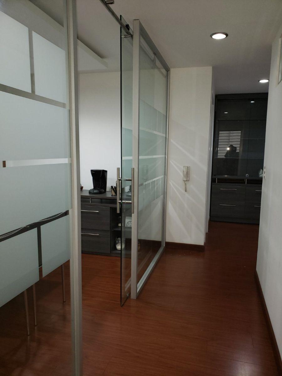 Moderna Oficina en Venta, con Divisiones, Oficinas Independientes, Amoblada. Perfecto Estado. Provincia de Pichincha — imagen 8