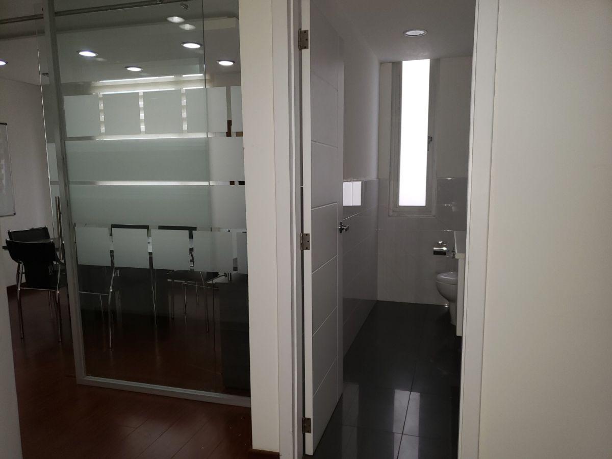 Moderna Oficina en Venta, con Divisiones, Oficinas Independientes, Amoblada. Perfecto Estado. Provincia de Pichincha — imagen 7