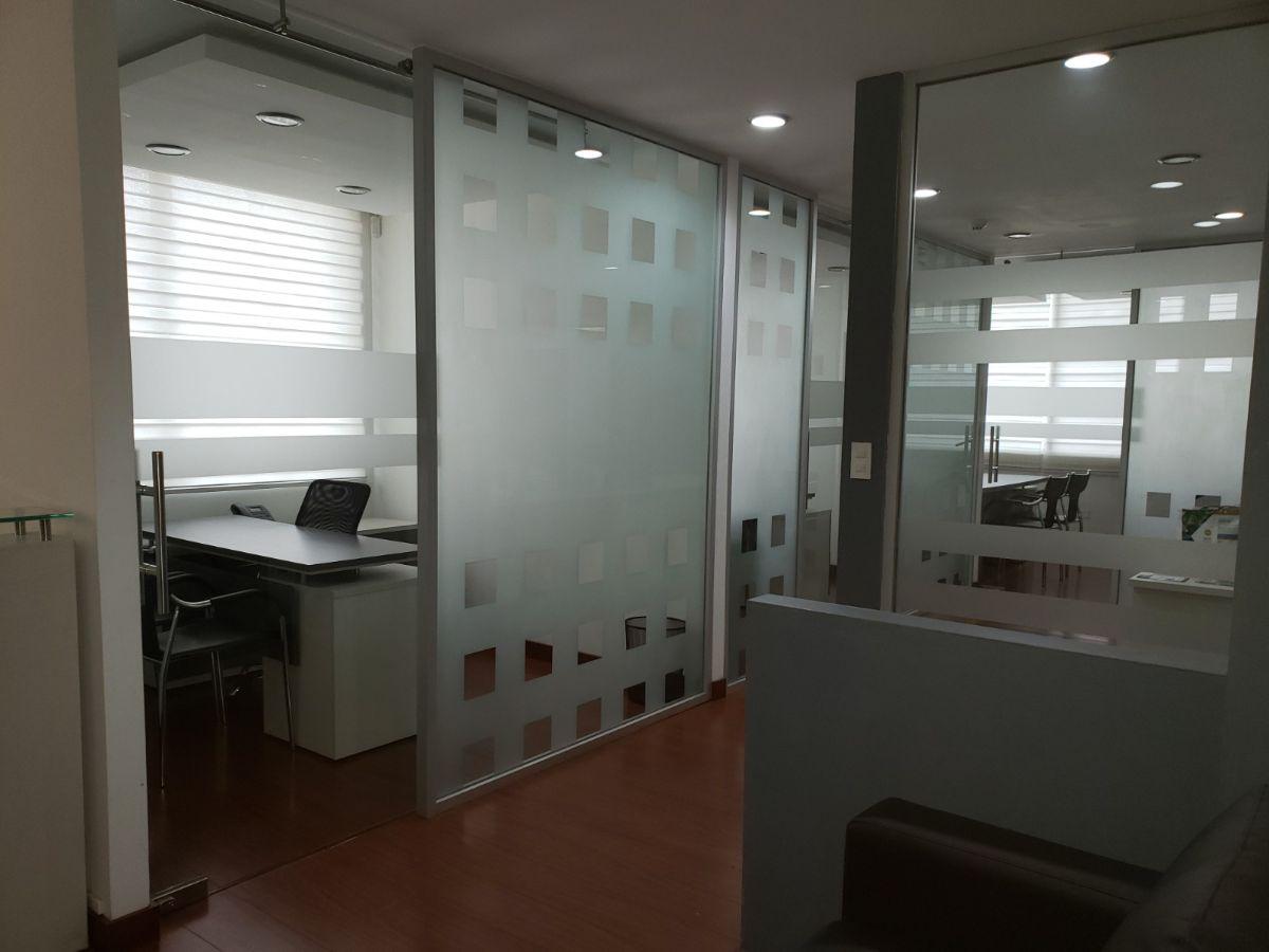 Moderna Oficina en Venta, con Divisiones, Oficinas Independientes, Amoblada. Perfecto Estado. Provincia de Pichincha — imagen 6