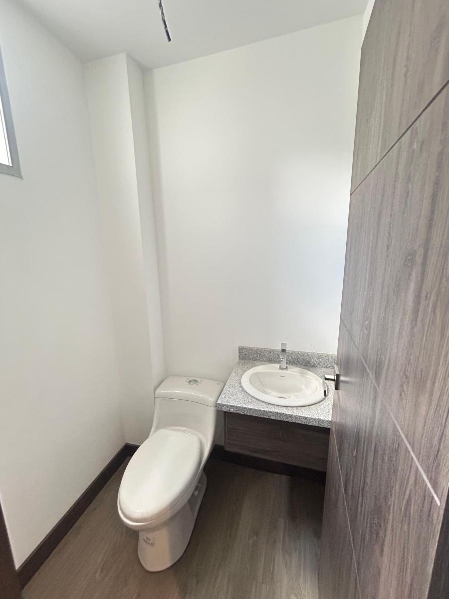 Venta La Floresta Amplia Oficina Moderna a Estrenar - Business Center — imagen 7