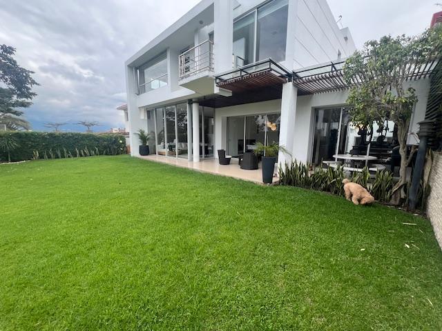 Venta, Moderna Casa Amplio Jardin Sector Rancho San Francisco — imagen 10