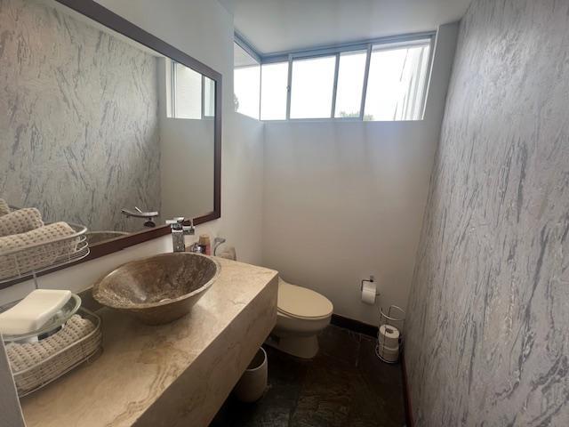 Venta, Moderna Casa Amplio Jardin Sector Rancho San Francisco — imagen 7