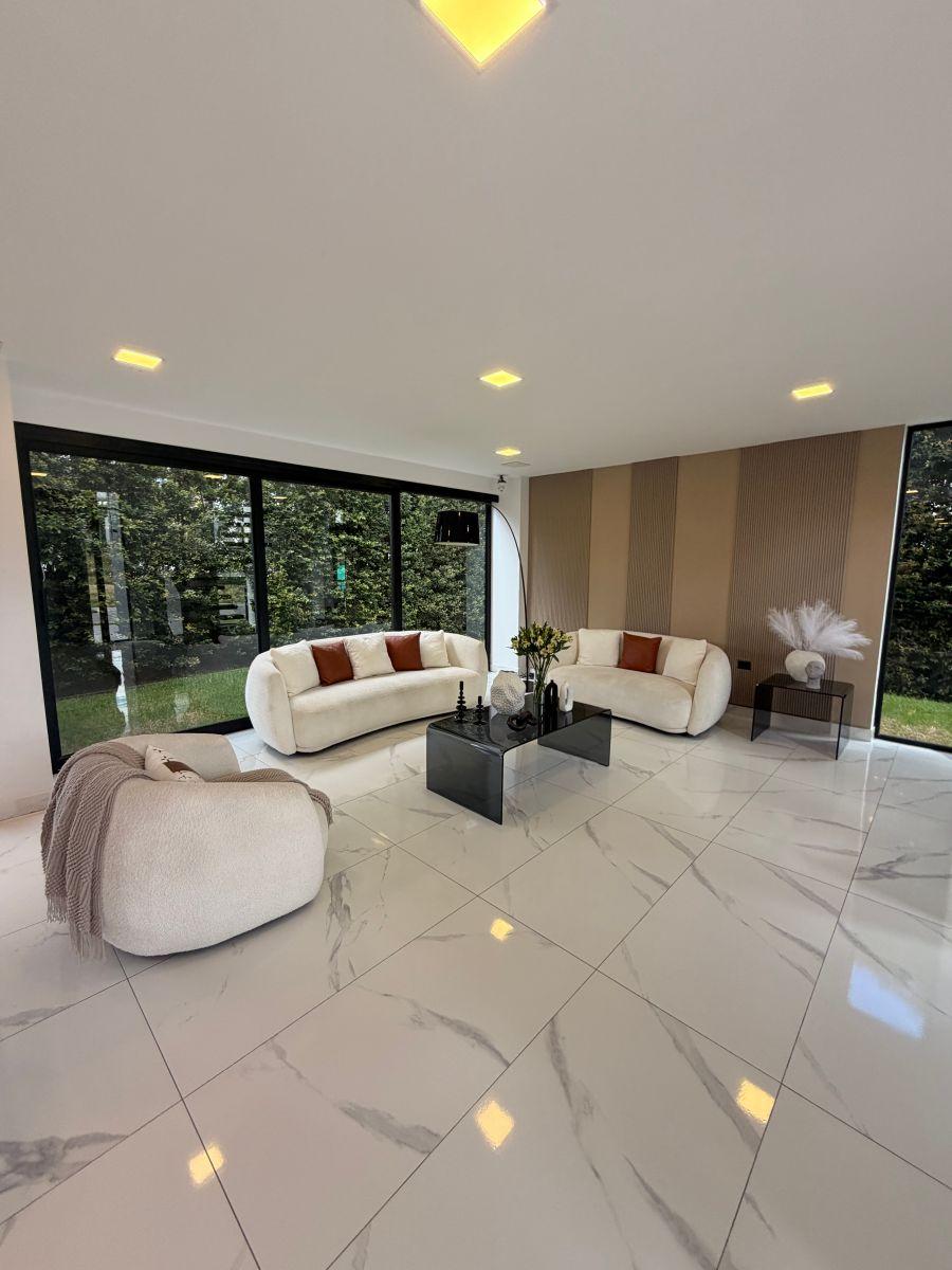 Venta Moderna Casa de 4 Dorm. Cerca de Arrayanes en Puembo / Sharon Reed — imagen 6