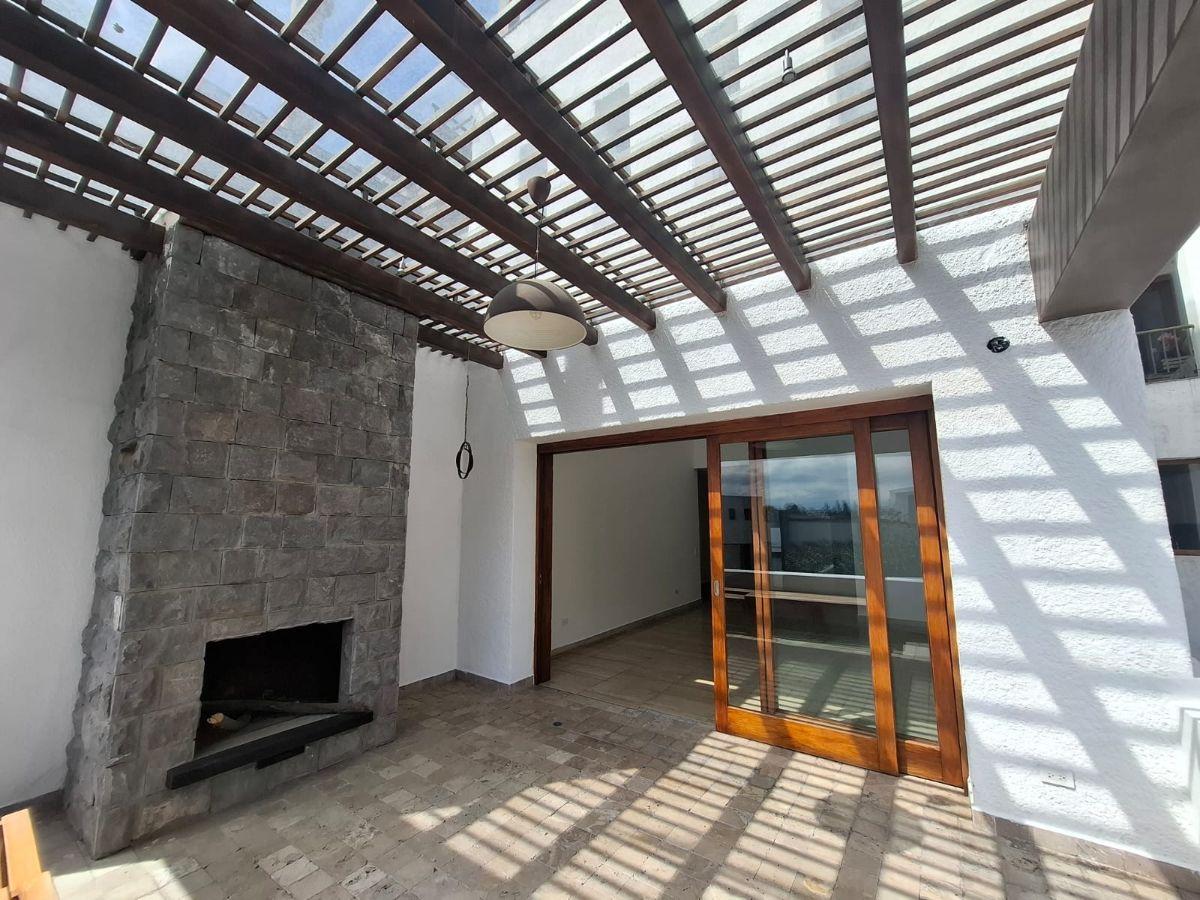 327 m Cuadrados de Lujo, Áreas Cubiertas y Patio en El Corazón de Cumbayá — imagen 9