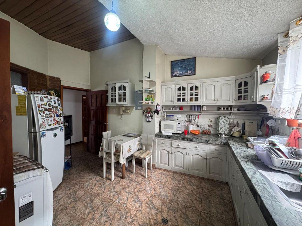 Casa de 2 Departamentos + Suit a Remodelar 5parqueos — imagen 6