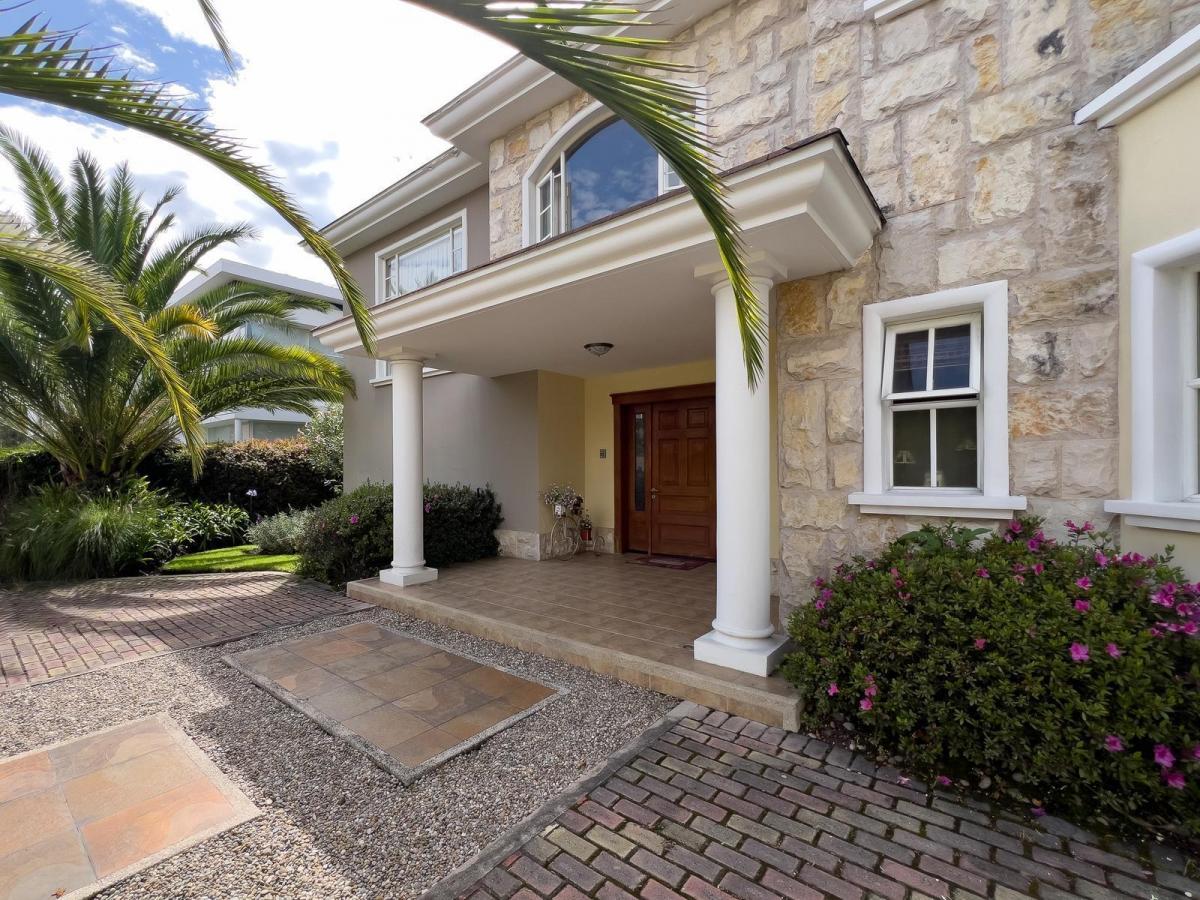 Casa de Venta Ubicada Dentro de Urbanización Cerrada, Cumbayá, Sector Cervecería — imagen 2