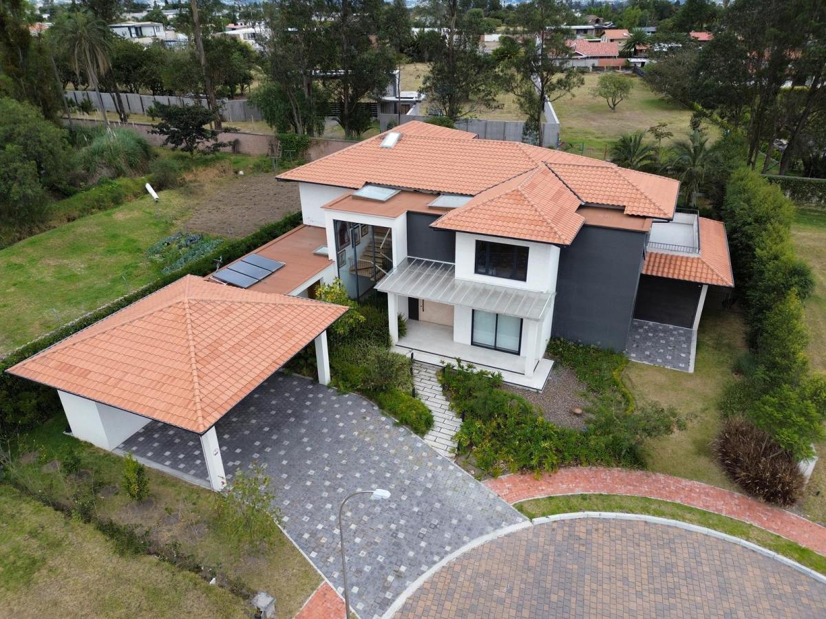 Casa de Venta Dentro de Urbanización Exclusiva en Puembo. en El Mejor Sector de Puembo — imagen 9