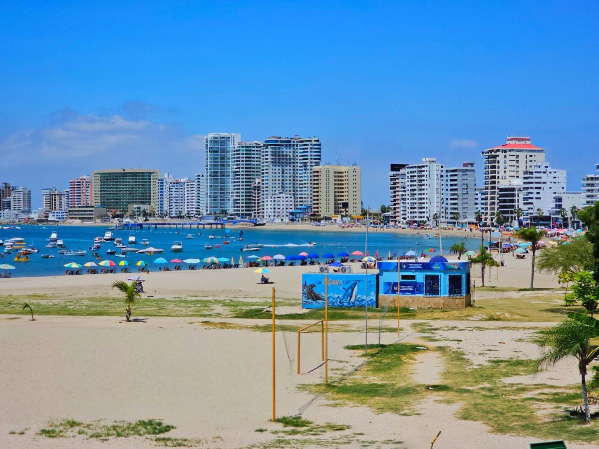 Vendo Espectacular Casa de 3 Pisos Al Pie del Mar en El Malecon de Salinas — imagen 8