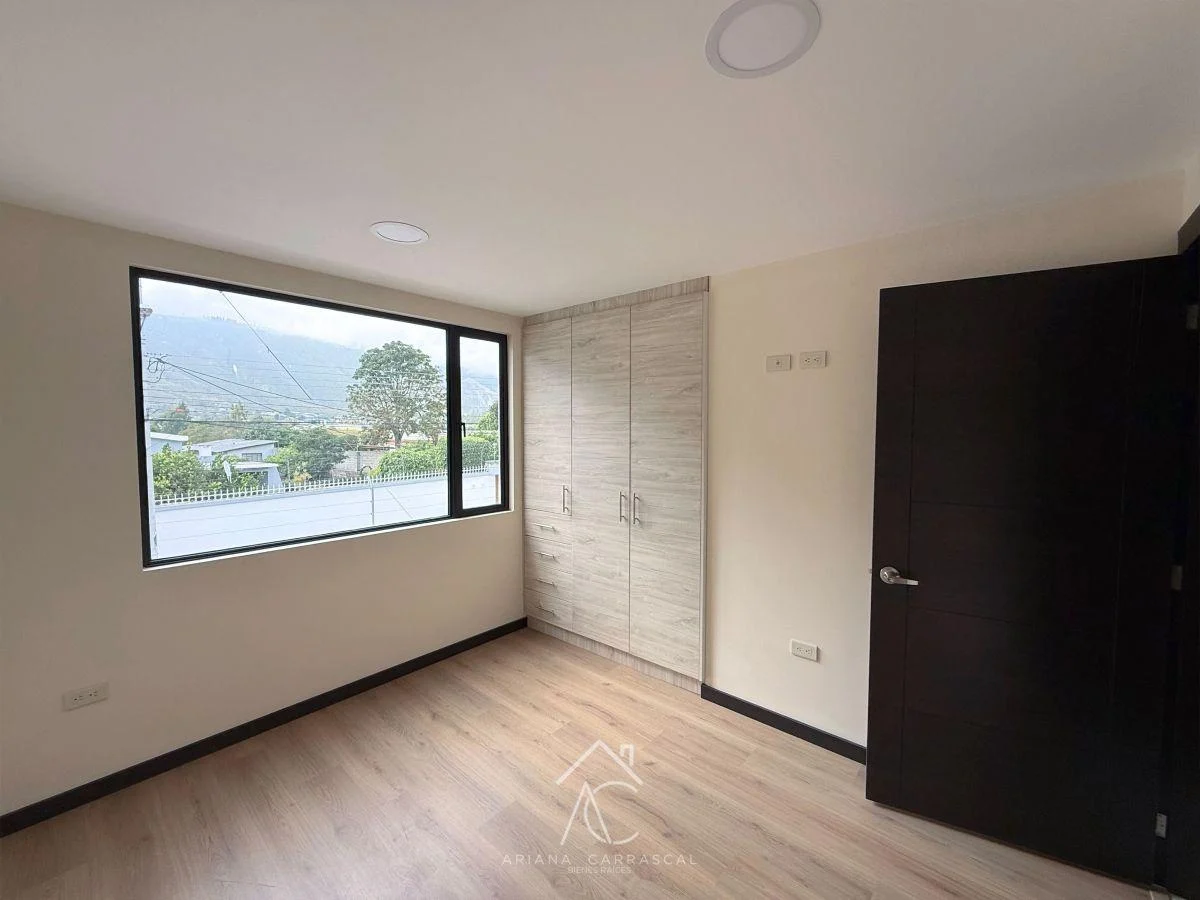 Casa con Ingreso Independiente en Venta Sector Mitad del Mundo — imagen 9