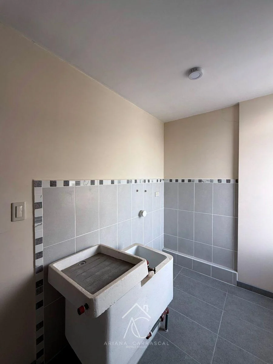 Casa con Ingreso Independiente en Venta Sector Mitad del Mundo — imagen 8