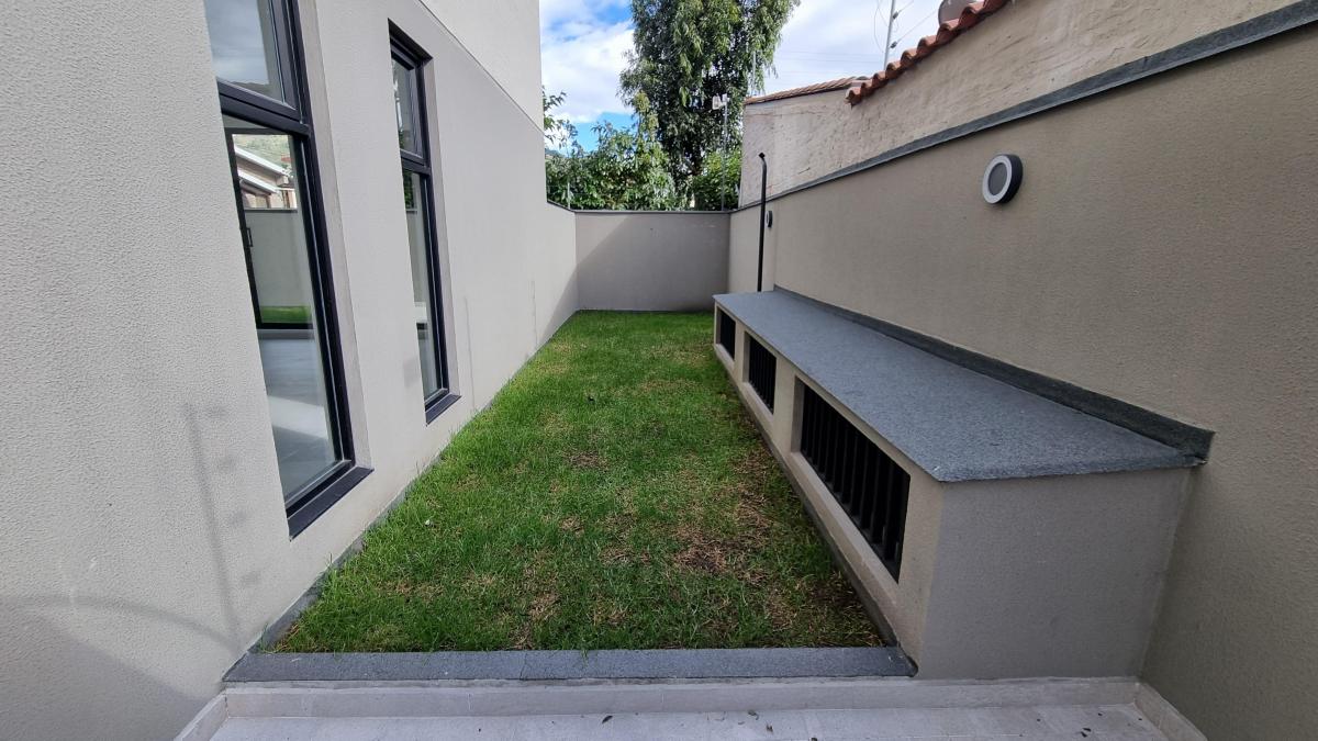 Departamento Nuevo en Venta con Patio en Cumbayá — imagen 6
