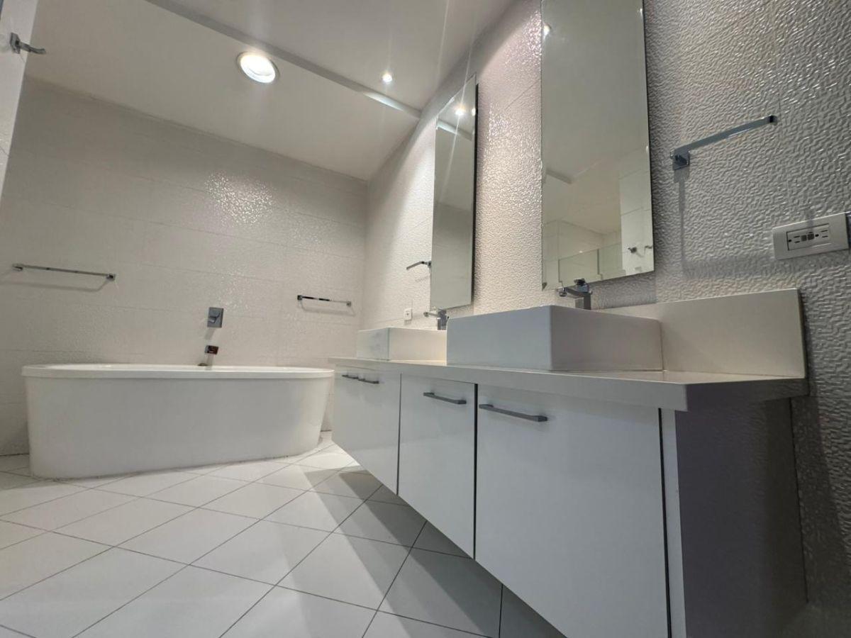 En Venta Departamento de 3 Dorm. 438 m² - Bellavista — imagen 4