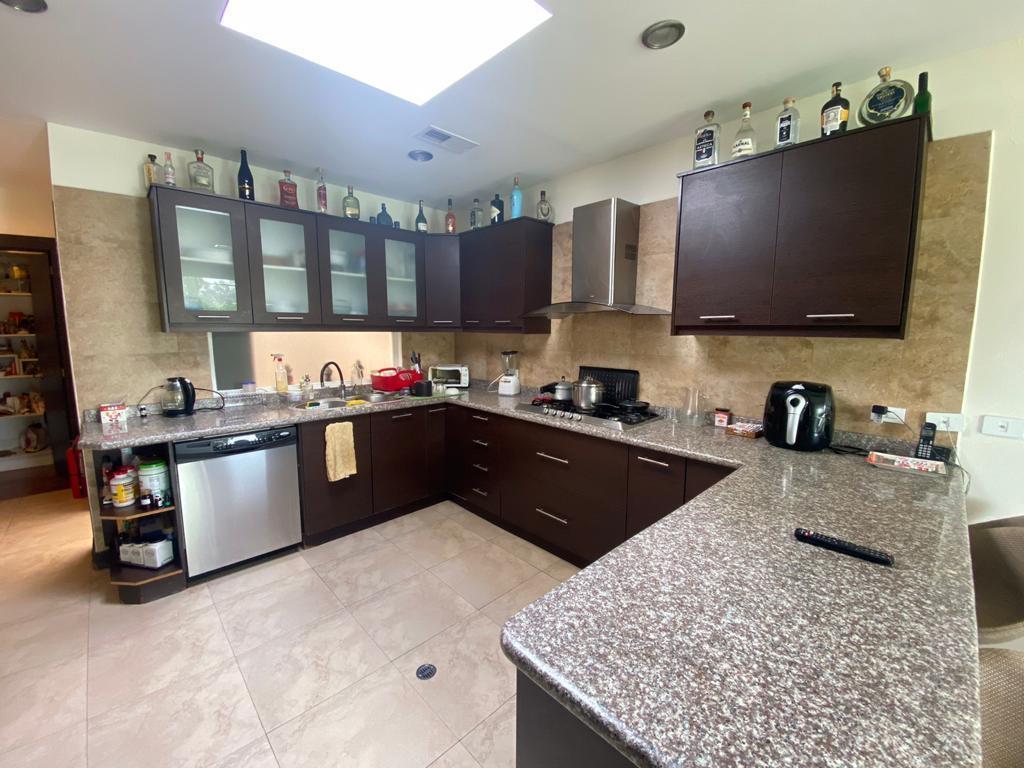 Preciosa Casa Independiente Espaciosa, Extenso Jardín Dentro Urbanización — imagen 10