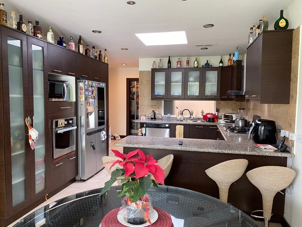 Preciosa Casa Independiente Espaciosa, Extenso Jardín Dentro Urbanización — imagen 9