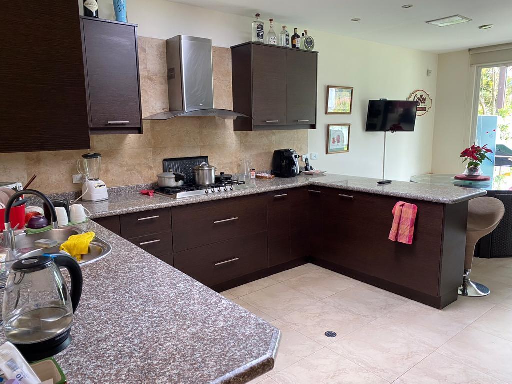 Preciosa Casa Independiente Espaciosa, Extenso Jardín Dentro Urbanización — imagen 8