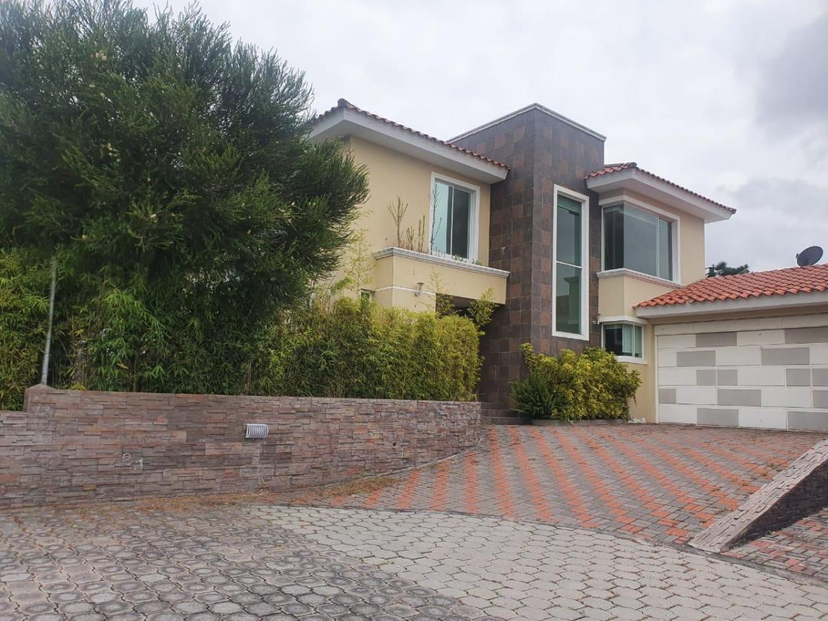 Preciosa Casa Independiente Espaciosa, Extenso Jardín Dentro Urbanización — imagen 7