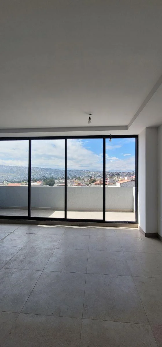 Moderno Departamento Nuevo de 2 Dorm. con Amplia Terraza Frontal y Parqueadero Independiente — imagen 2