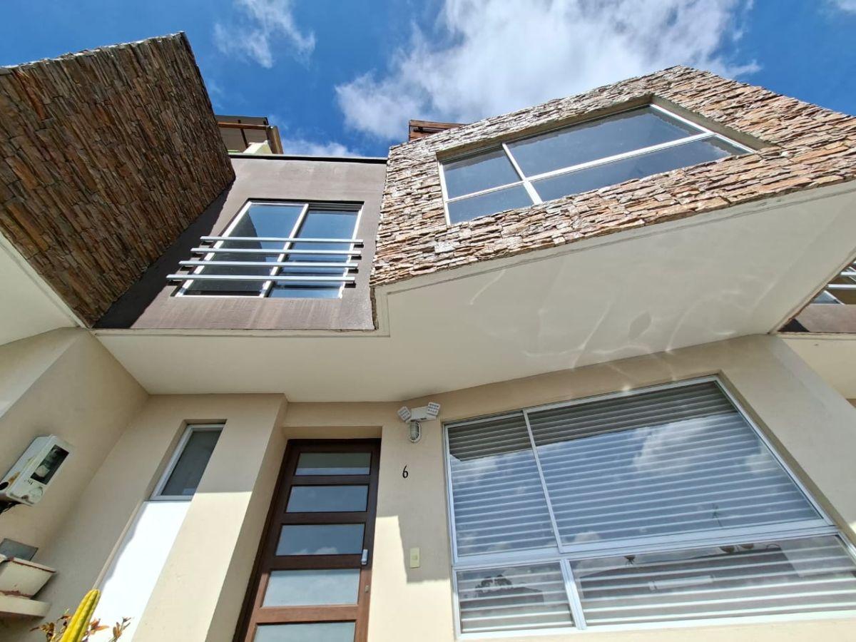 Casa en Venta San Juan de Cumbayá | Terraza Panorámica, Jacuzzi y Vista a Cumbayá — imagen 10
