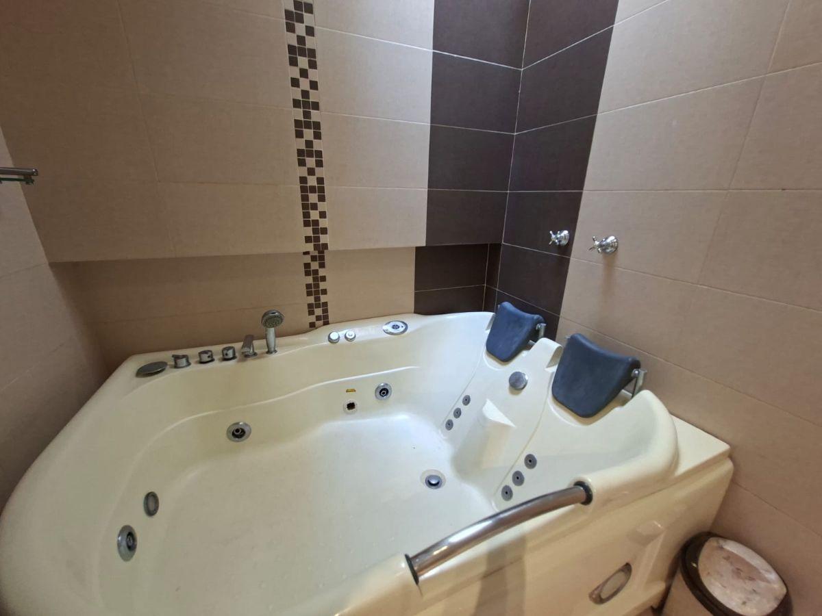 Casa en Venta San Juan de Cumbayá | Terraza Panorámica, Jacuzzi y Vista a Cumbayá — imagen 8
