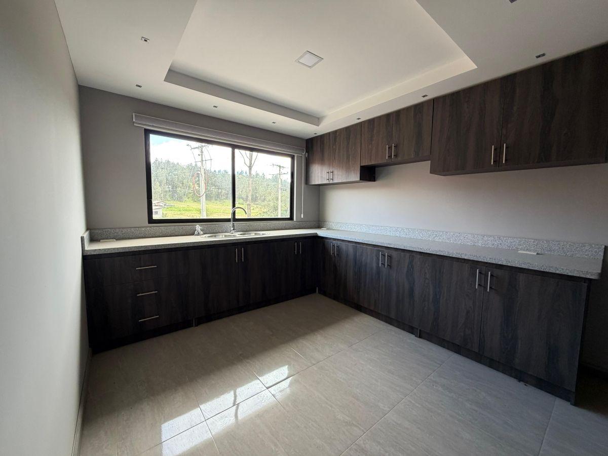 Moderno Departamento Economico Dentro de Urbanizacion Cica II, Azuay — imagen 8
