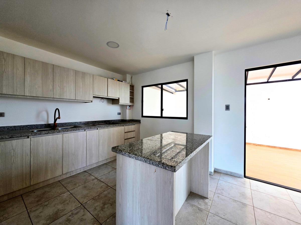Vendo Casa en Urb. Baru Oasis + Patio con Cerámica y Cubierta, Manabí — imagen 4