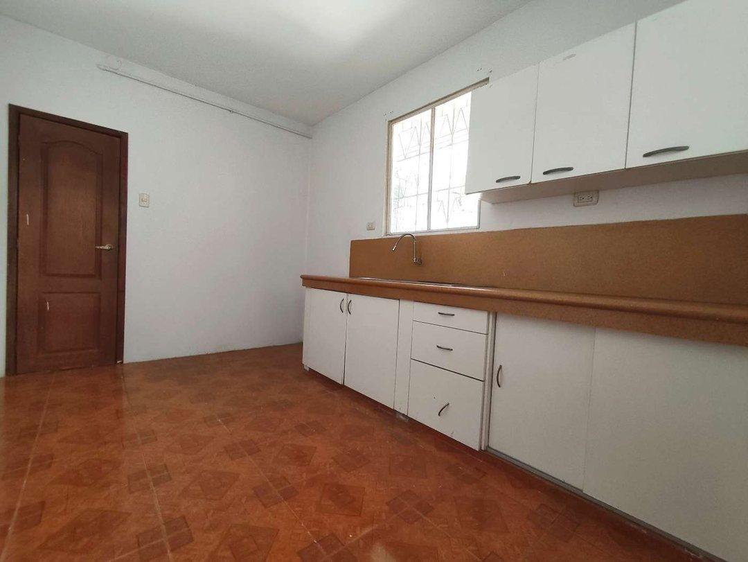 En Venta Casa 2 Plantas, Uso de Suelo Comercial, Urdesa J - Zavala, Guayas — imagen 4