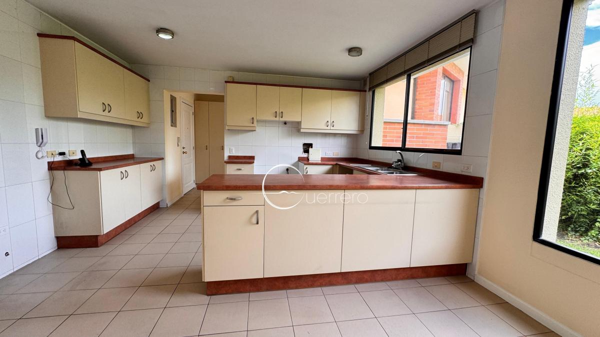 En Venta Hermosa Casa en El Corazón de Cumbaya, Urb. Vista Hermosa — imagen 5