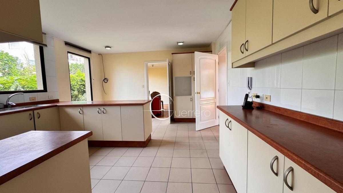 En Venta Hermosa Casa en El Corazón de Cumbaya, Urb. Vista Hermosa — imagen 4