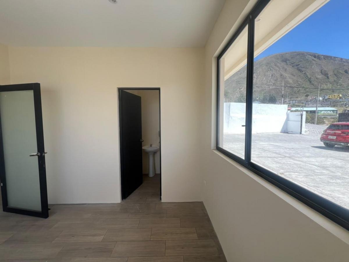 Oficinas, Laboratorio, Mitad del Mundo con Amplios Parqueaderos — imagen 7