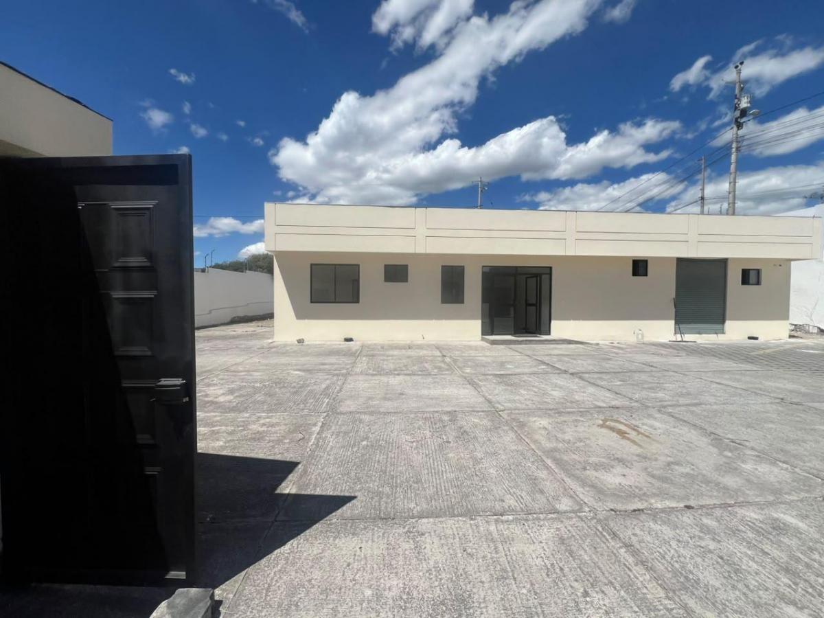Oficinas, Laboratorio, Mitad del Mundo con Amplios Parqueaderos — imagen 3
