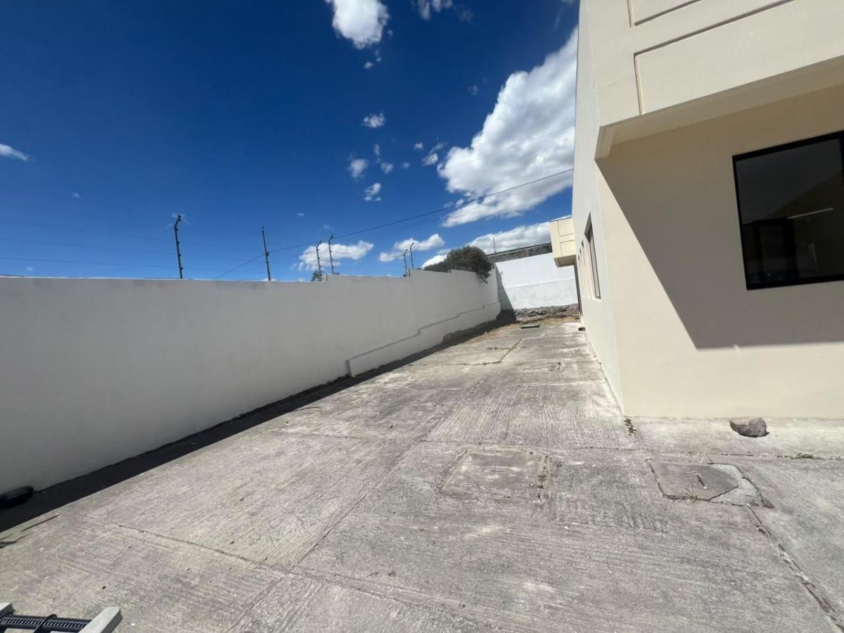 Oficinas, Laboratorio, Mitad del Mundo con Amplios Parqueaderos — imagen 2